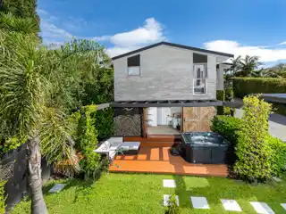 Parkside Elegance with Seamless Indoor-Outdoor Flow