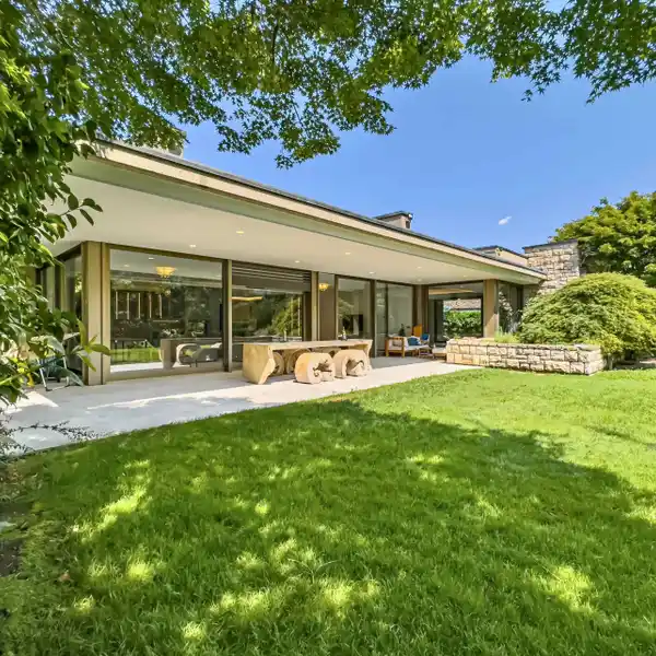 STUNNING MODERN RESIDENCE