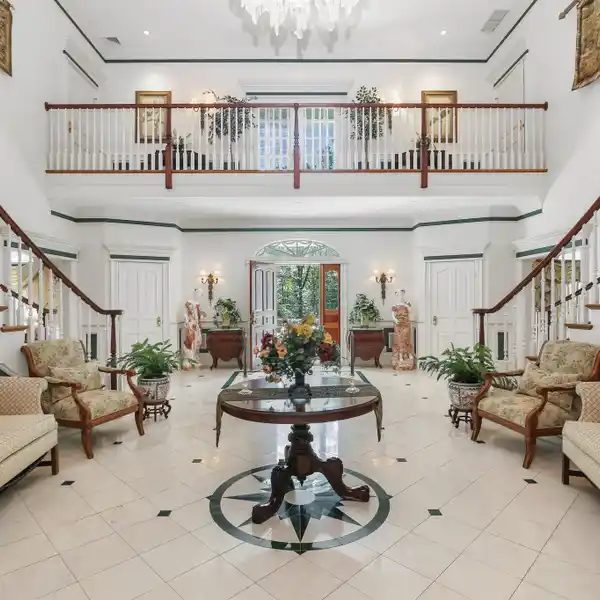 GEORGIAN COLONIAL ESTATE ON 39 PRIVATE ACRES