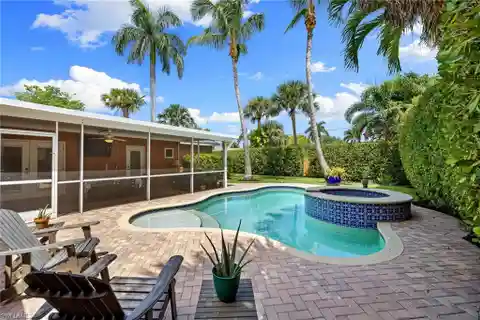 Spacious Residence in a Quiet Lake Park Location