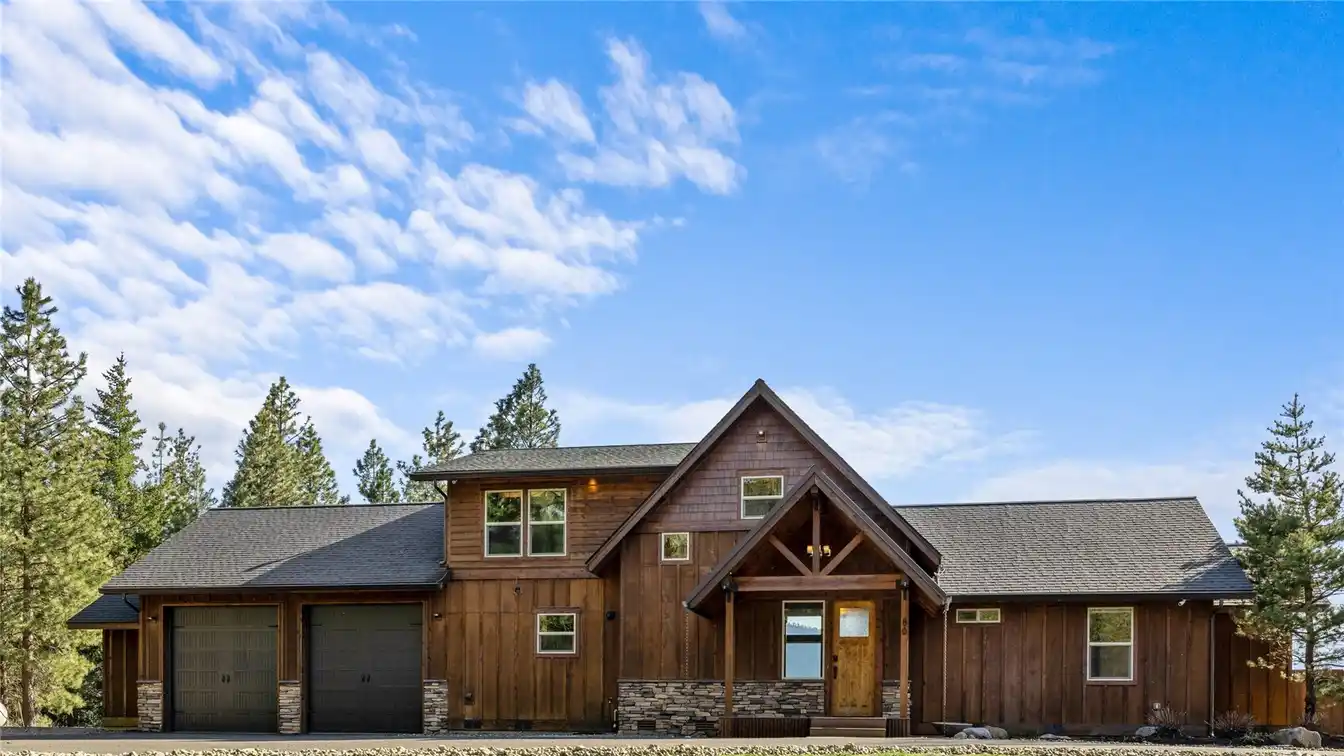 Comfortable Living on a Private Acre