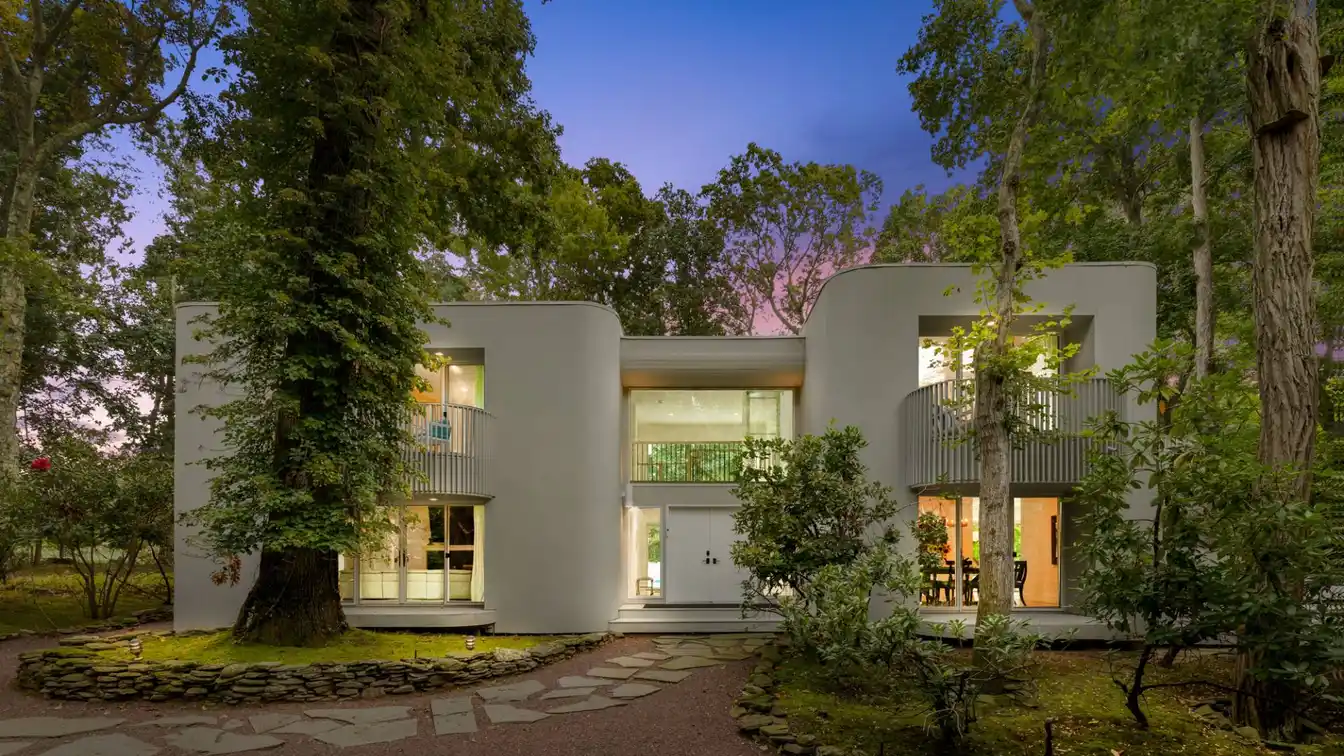 Chic and Sophisticated Five Bedroom Rental