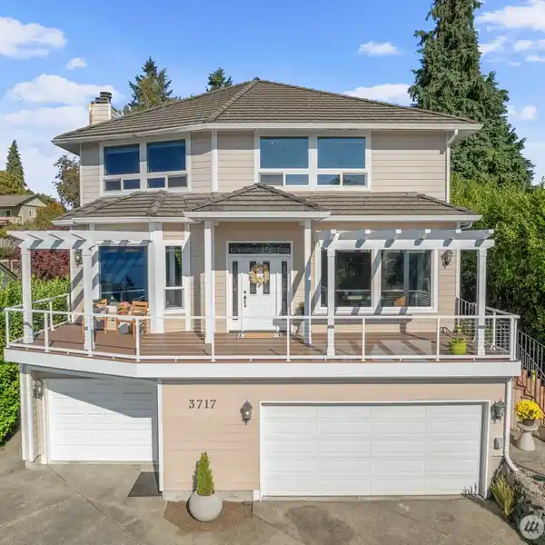 ELEVATED LIVING WITH SWEEPING VIEWS