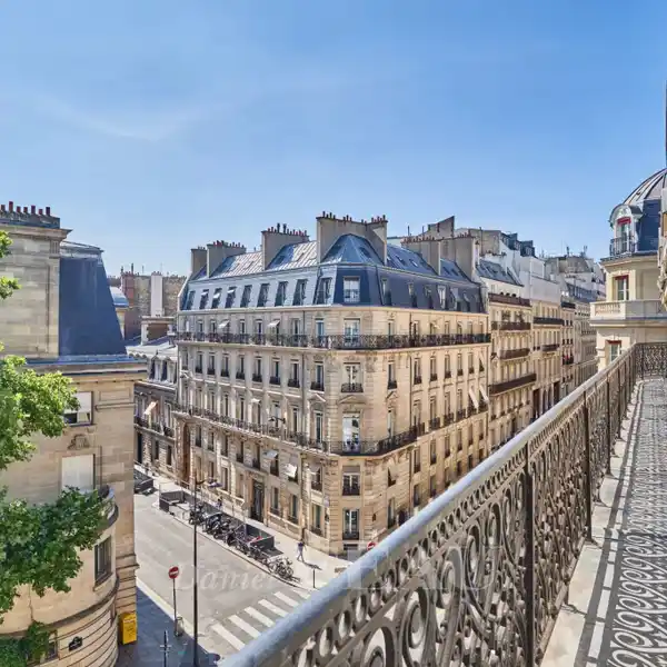 SPACIOUS LUXURY APARTMENT WITH CONTINUOUS TERRACE