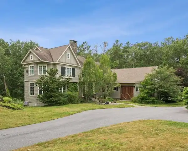 MOVE-IN READY CUSTOM HOME