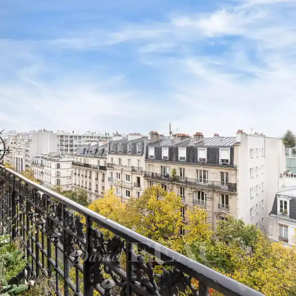 BRIGHT APARTMENT WITH BALCONIES AND FIREPLACE