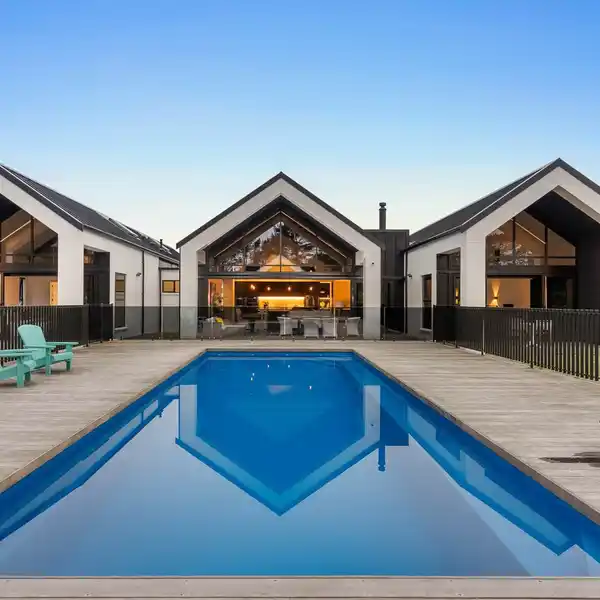 ARCHITECTURALLY CONFIDENT HOME WITH PRIVATE ESTATE LIVING