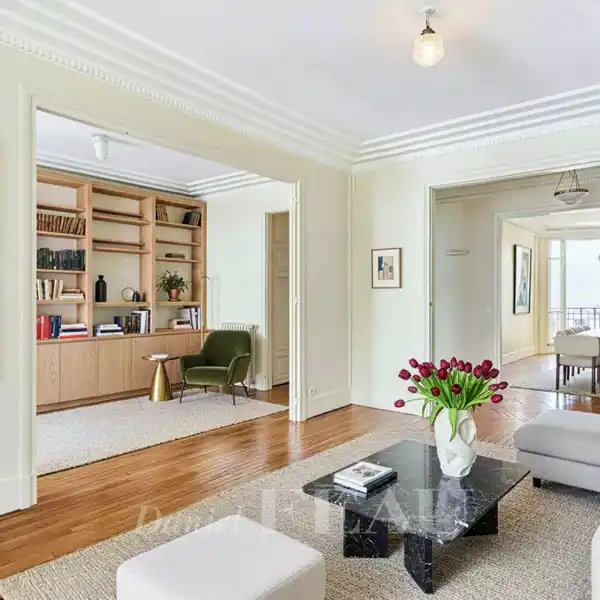 BRIGHT AND PEACEFUL APARTMENT IN AN ART DECO BUILDING