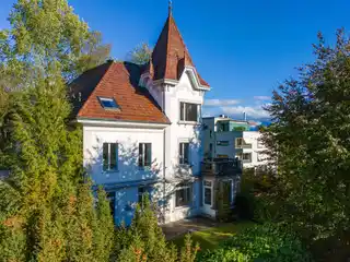 Elegant Garden Apartment with Versatile Studio