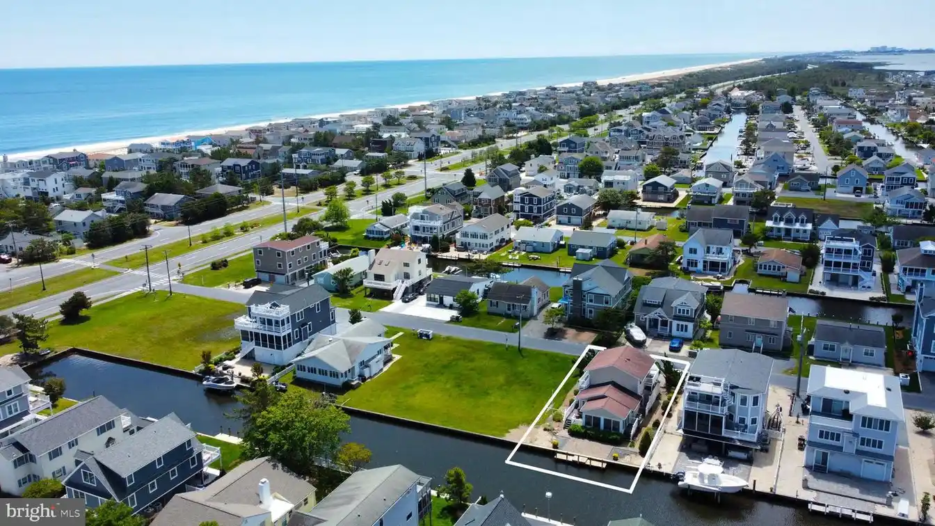 Canal-front Coastal Retreat