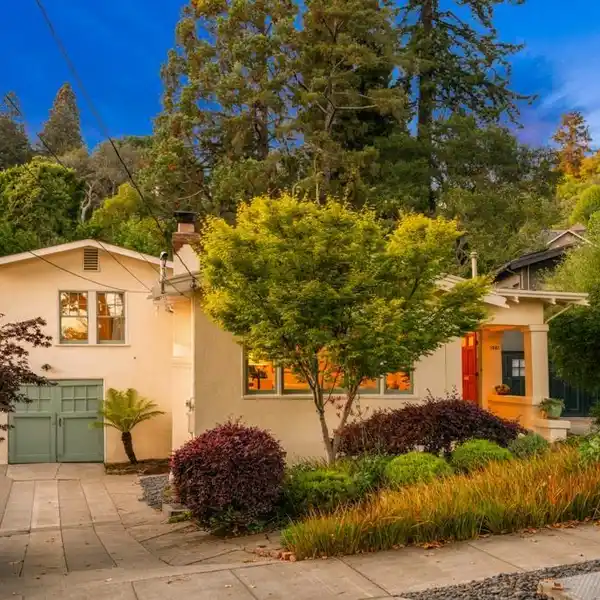 1923 CRAFTSMAN WITH THE FEEL OF A COUNTRYSIDE COTTAGE