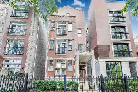 Modern Luxury Meets Classic Charm in Lincoln Park