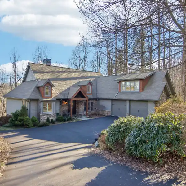 EXCEPTIONAL HOME WITH BREATHTAKING MOUNTAIN VIEWS