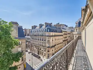 Spacious Luxury Apartment with Continuous Terrace
