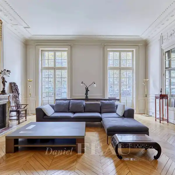 CAREFULLY RENOVATED APARTMENT IN A PRESTIGIOUS BUILDING