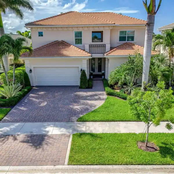 ELEGANT GOLF COURSE ESTATE WITH IMMEDIATE FULL GOLF MEMBERSHIP