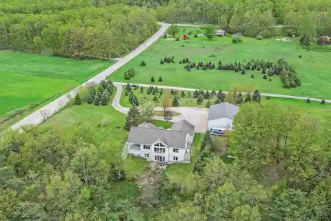 Expansive Country Retreat with Versatile Living Spaces