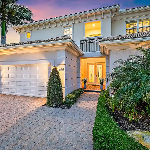 ELEGANT GOLF COURSE ESTATE WITH IMMEDIATE FULL GOLF MEMBERSHIP