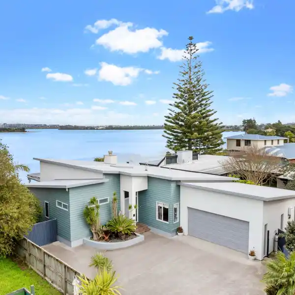 AN EXECUTIVE WATERFRONT SANCTUARY