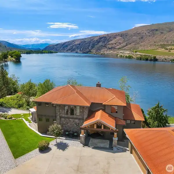 WATERFRONT LIVING IN A UNIQUE COMMUNITY