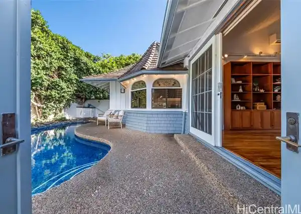 RESTORED ISLAND CHARM WITH PRIVATE COTTAGE OASIS