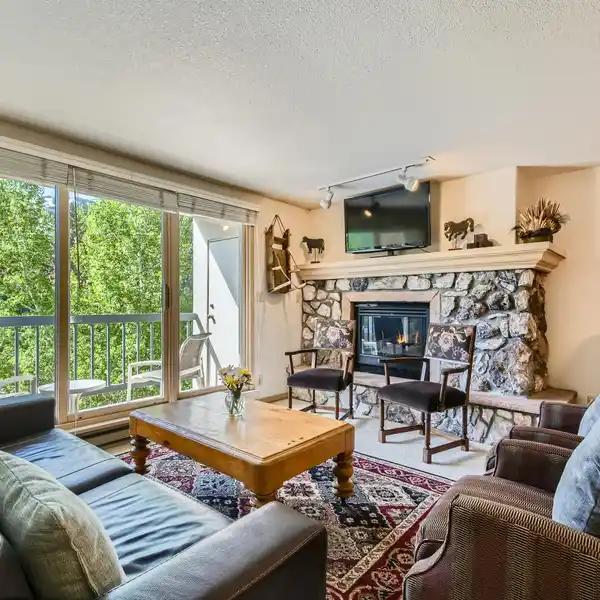 COZY MOUNTAIN RETREAT STEPS FROM SLOPES