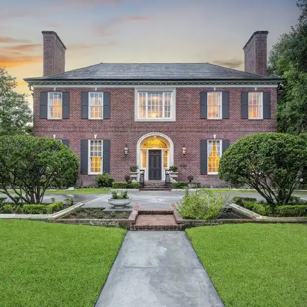 EXQUISITE BRICK RESIDENCE IN RIVER OAKS