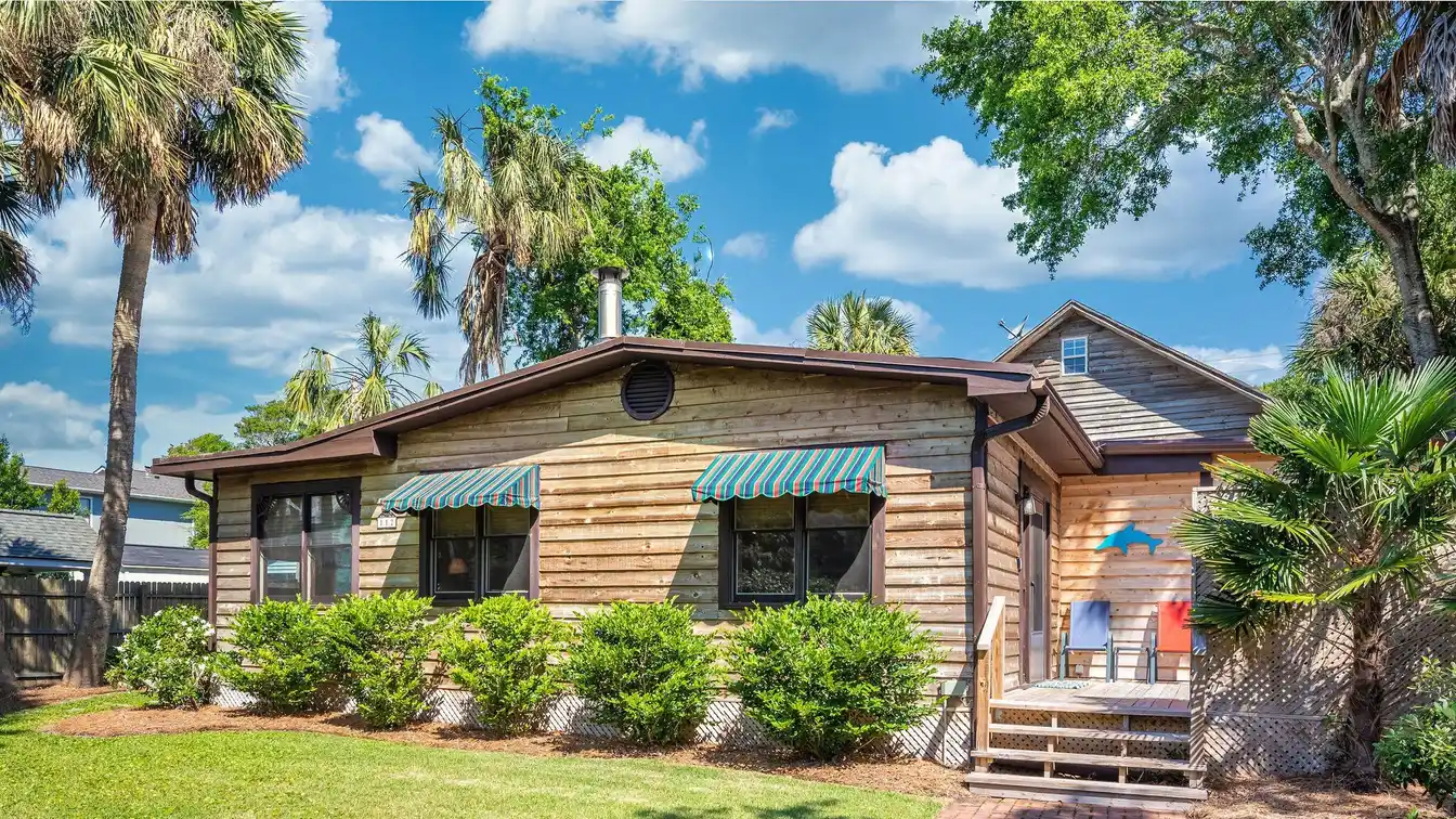 Charming Cottage Close to Center Street