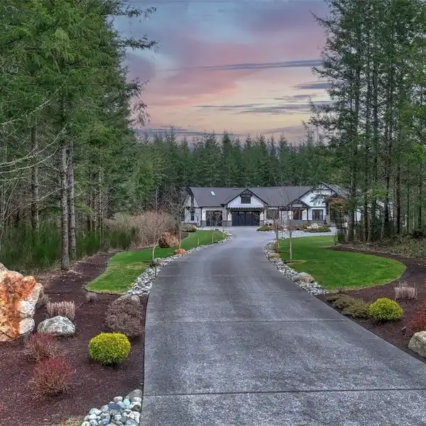 CONTEMPORARY ELEGANCE ON NEARLY FIVE ACRES