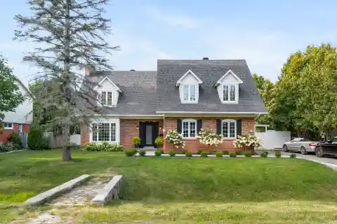 Fully Renovated Cottage in the Heart of Beaconsfield