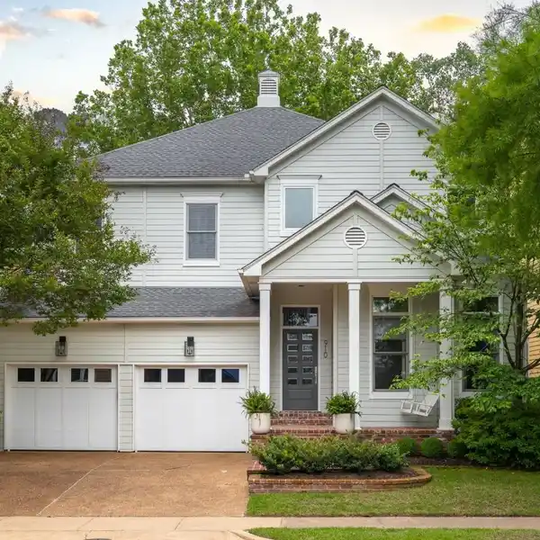 IMPECCABLE HARBOR TOWN HOME WITH PARK VIEWS