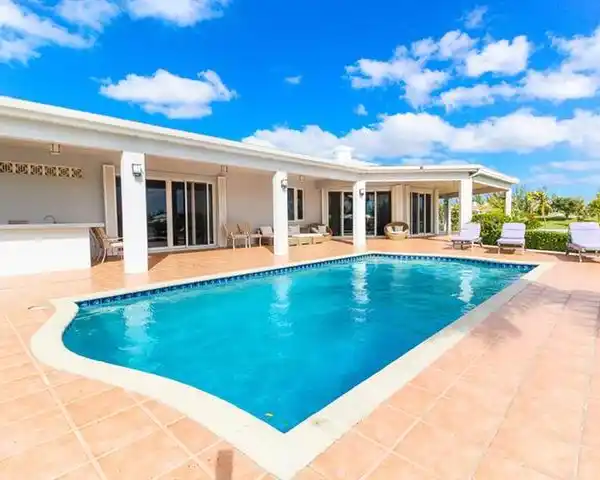 BEAUTIFUL HOME WITH TRANQUIL SUNSET VIEWS