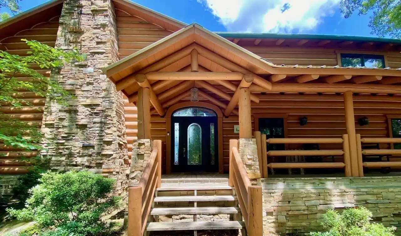 Beautiful Log Cabin on Lake Hamilton