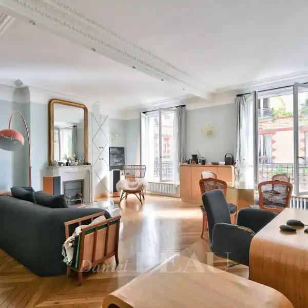HISTORIC MARAIS APARTMENT WITH COURTYARD VIEWS