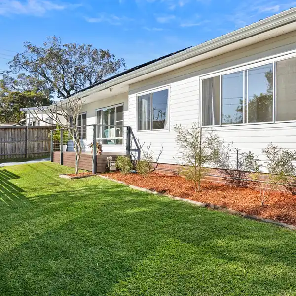 VERSATILE LIGHT-FILLED RESIDENCE