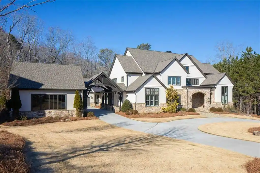 Resplendent Traditional-style Home in River Club