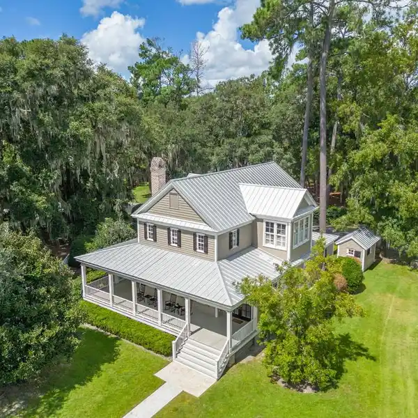 ELEGANT FORD FIELD HOME STEPS FROM CLUBHOUSE & LAKE