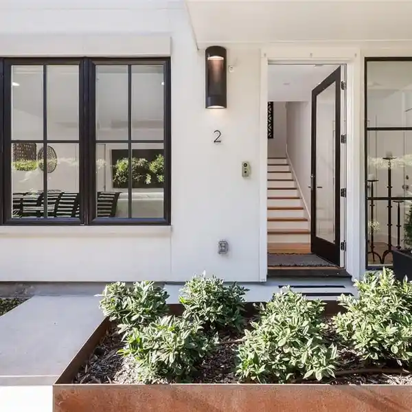 SOPHISTICATED AND CHIC MODERN TOWNHOME-STYLE CONDOMINIUM
