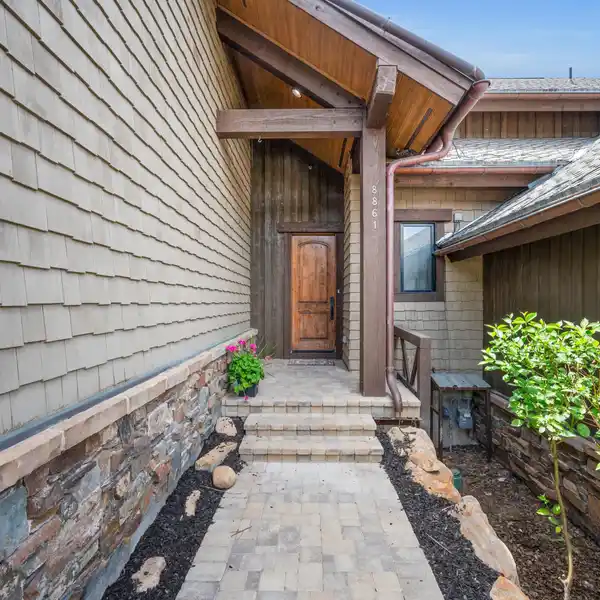 BEAUTIFULLY APPOINTED CONDO IN A DESIRABLE COMMUNITY