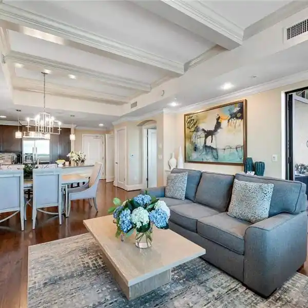 BEAUTIFUL RESIDENCE IN THE STRADA AT THE MERCATO