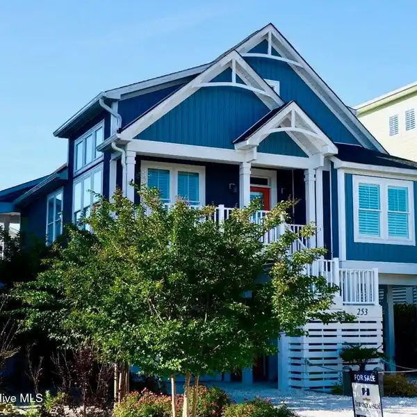 WHERE OCEAN WAVES MEET THE COMFORT AND LUXURY OF MODERN LIVING