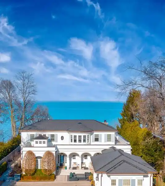 DREAMY LAKEFRONT SHOWSTOPPER