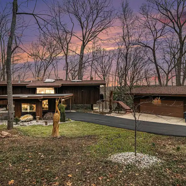 STRIKING MID-CENTURY MODERN HOME
