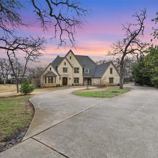 IDYLLIC COLLEYVILLE ESTATE ON 2.4 ACRES