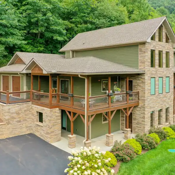 STUNNING HOME OFFERING BREATHTAKING MOUNTAIN VIEWS