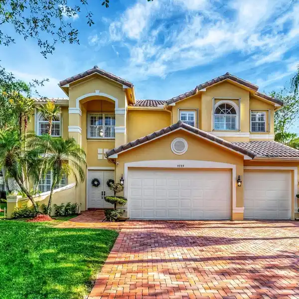 LAKEFRONT HOME IN DESIRABLE SATURNIA ISLES