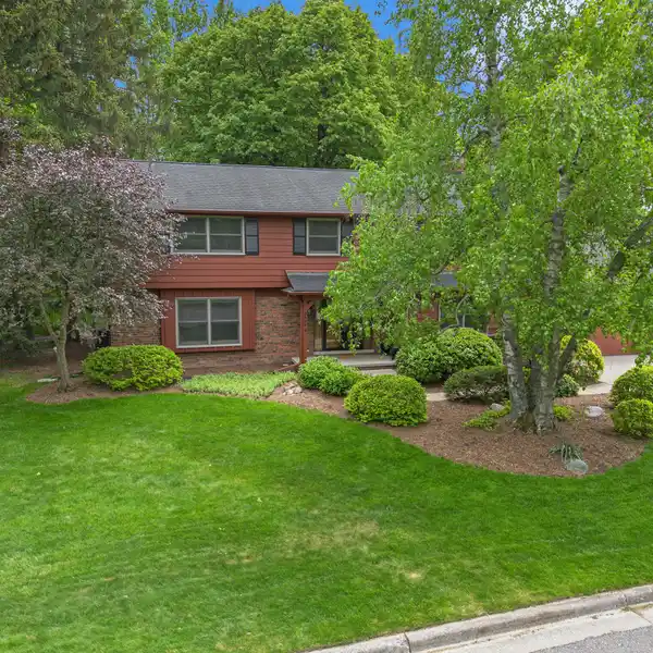 FABULOUS COLONIAL IN A FANTASTIC SETTING