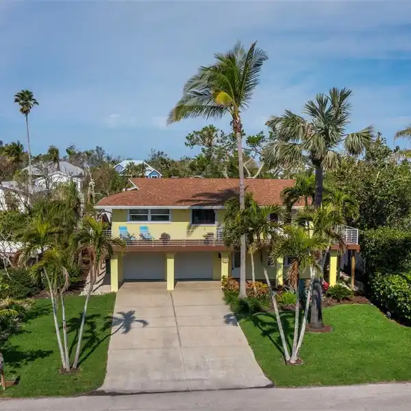 CHARMING WATERFRONT RETREAT IN HISTORIC LONGBEACH VILLAGE