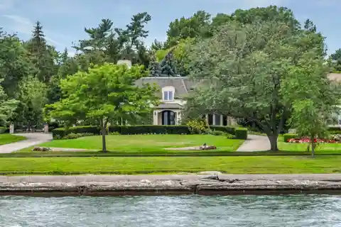 Lakefront Estate with Breathtaking Views