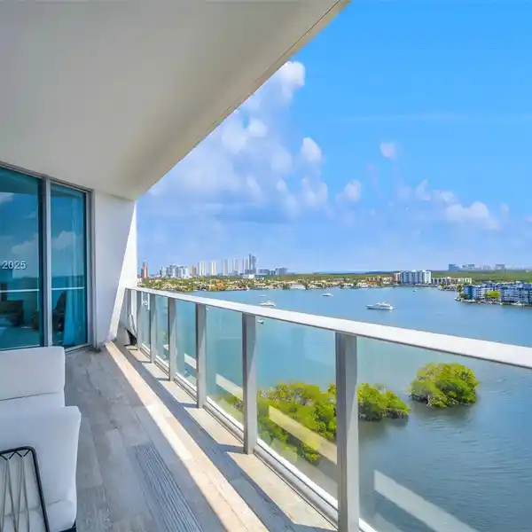 EXQUISITE HIGH-FLOOR RESIDENCE